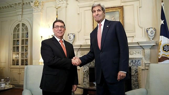 El secretario de Estado de Estados Unidos, John Kerry, y el ministro de Exteriores de Cuba, Bruno Rodríguez