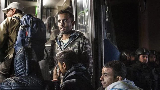 Refugiados aguardando en Hungría su traslado por parte de las autoridades
