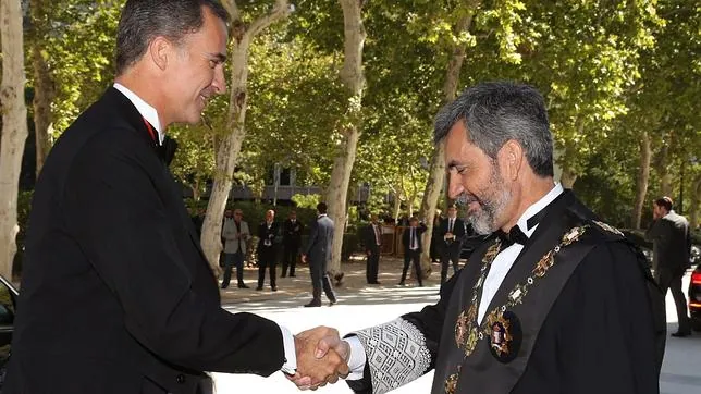 El Rey saluda a Carlos Lesmes, presidente del TC
