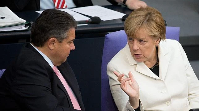 Sigmar Gabriel, a la izquierda, con la canciller Merkel en el Parlamento alemán
