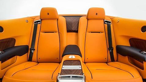 Vista de los asientos traseros del nuevo Rolls Dawn