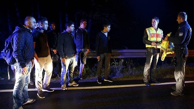 Refugiados iraquíes son detenidos por la Policía alemana en una autopista, muy cerca de Passau
