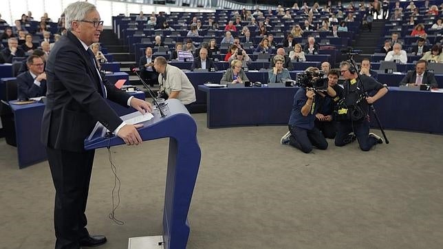 Juncker acorrala a los gobiernos que se niegan a acoger a los refugiados