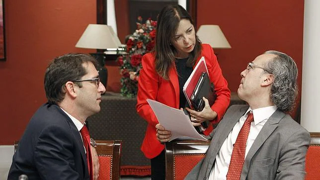 Brígida Mendoza (CC) conversa con su sucesor del PSOE, Jesús Morera, en 2012 en el Parlamento