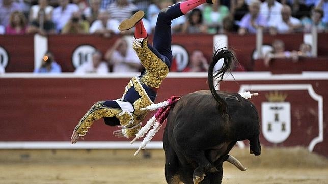 López-Simón, corneado en el muslo derecho