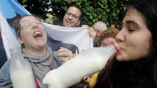 Varias jóvenes degustan leche regalada por los ganaderos