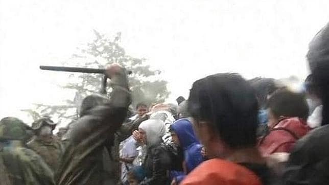 Un guardia fronterizo golpea a los refugiados en Macedonia