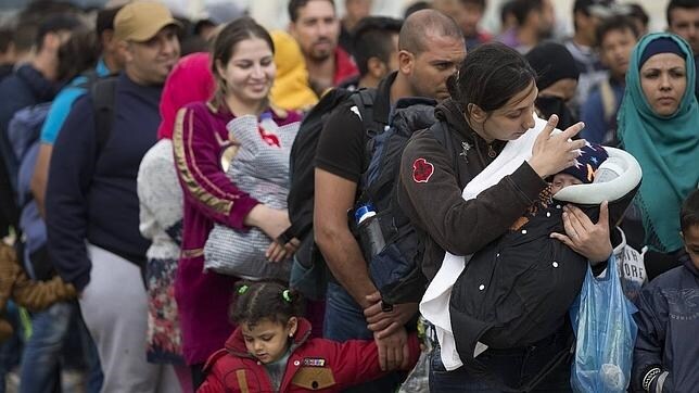 Un grupo de refugiados sirios después de cruzar la frontera entre Grecia y Macedonia