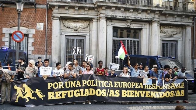 Miles de personas se manifiestan a favor de los refugiados en toda España