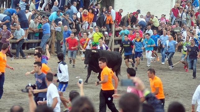 El alcalde de Tordesillas denuncia amenazas de muerte por la celebración del Toro de la Vega