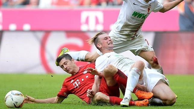 El árbitro del Bayern-Augsburgo pide perdón por su error al señalar el penalti