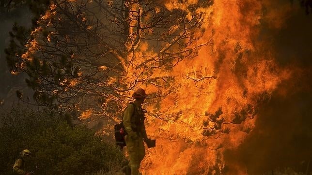 Un incendio en California amenaza cerca de 6.400 viviendas