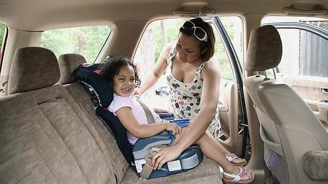 Los niños que viajan de espaldas tienen un 500% más de probabilidad de salir ilesos