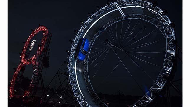 Jaguar presenta su primer todo camino, el F-PACE con un espectacular loop de 360º y bate el récord Guinness