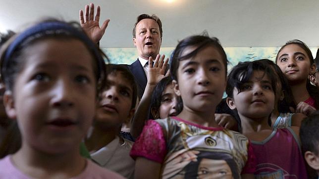 Cameron, de visita en un colegio en Líbano