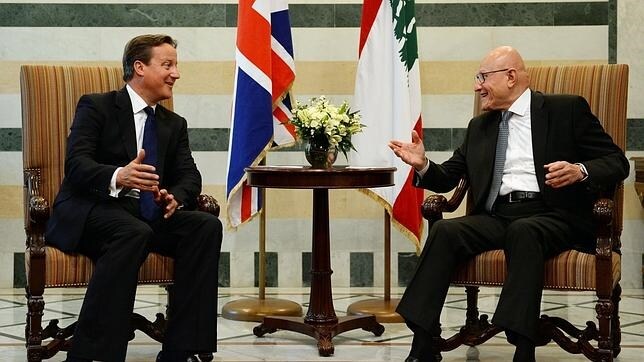 El primer ministro británico, David Cameron (i), en su entrevista con su homólogo libanés, Tammam Salam