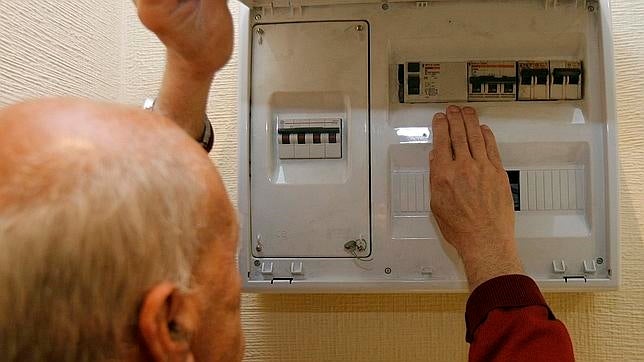 Las eléctricas cobran un 50% más por los contadores digitales sin conexión