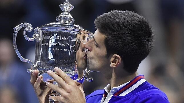 Djokovic besa el trofeo de campeón