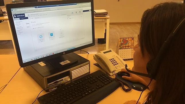 Una empleada de Hidraqua preparando una comunicación a través de Internet