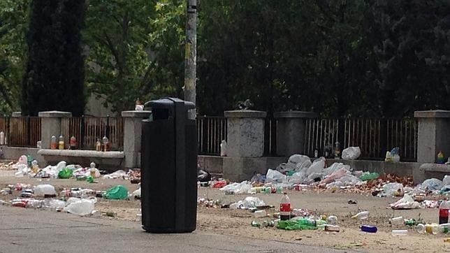 La Complutense amanece con resaca de basura tras un fin de semana de conciertos