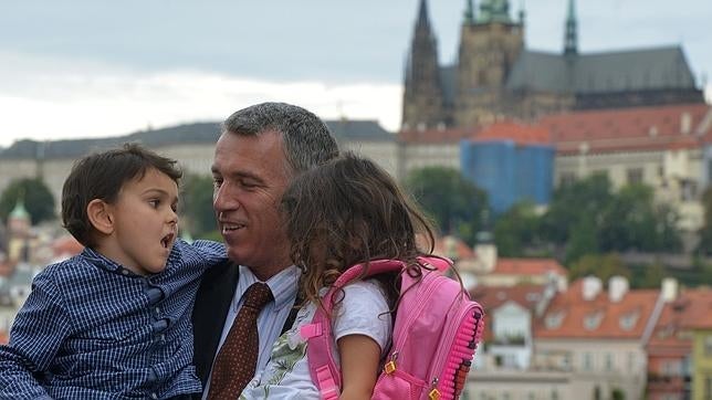 El padre de Ashya King dice que «llegar a Praga le salvó la vida»