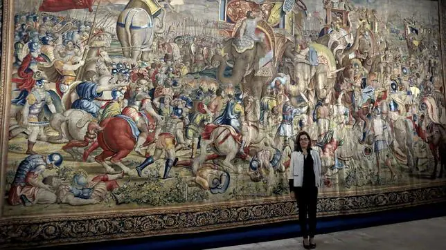 La conservadora de tapices del Palacio Real de Madrid Concha Herrero posa ante el tapiz «La batalla de Zama» en el Castillo de Chantilly