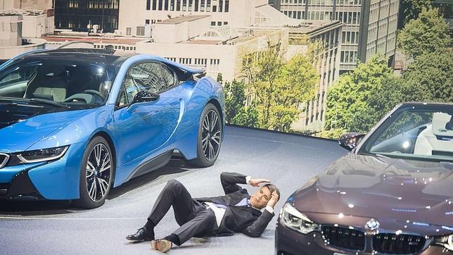 El CEO de BMW, Harald Krueger, cae al suelo durante una rueda de prensa