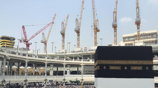 La Gran Mezquita de la Meca, ayer, rodeada de grúas