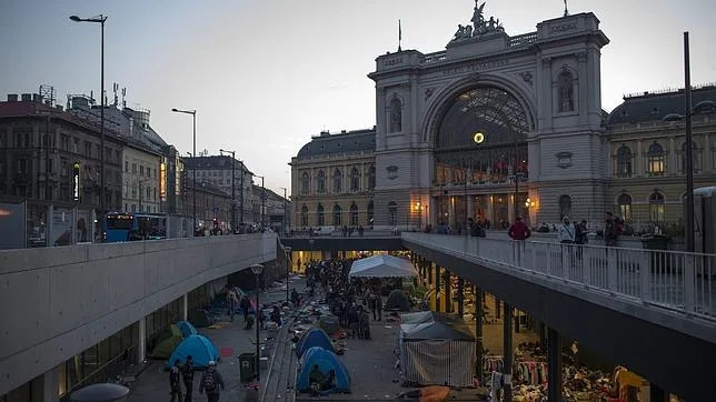 Refugiados esperan para coger un tren con destino Hegyeshalom en la estación de Keleti en Budapest