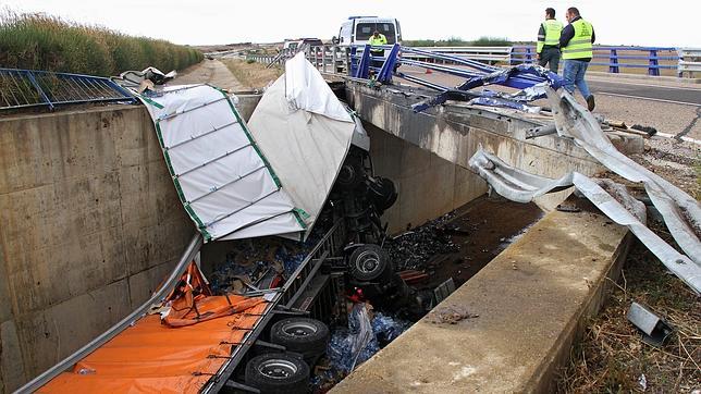 Muere el conductor de un camión tras caer por un viaducto en la A-66 en León