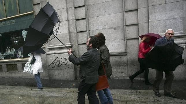 Cómo sobrevivir a la ciclogénesis explosiva y al vendaval que azota hoy Madrid