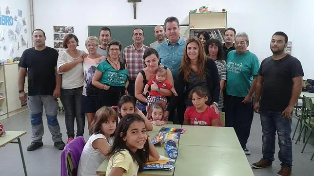 Los padres y el alcalde de Garciotum (en el centro) acompañaron a las cinco alumnas el pasado día 9 en la reapertura del colegio