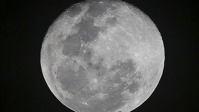 La Tierra masajea la Luna y le causa arrugas
