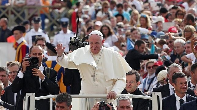 El Papa Francisco saluda a los feligreses a su llegada a una audiencia general en la plaza de San Pedro