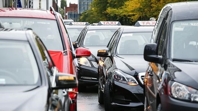 Los taxistas europeos bloquean Bruselas para protestar contra Uber