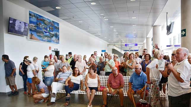 El primer pasajero: «Pensé que nunca se abriría el aeropuerto de Castellón»