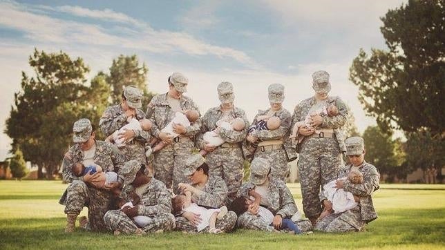 ¿Por qué es tan polémica la imagen de mujeres soldado estadounidenses amamantando a sus hijos?