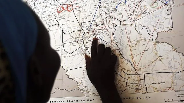 Una mujer de Sudán del Sur localiza en un mapa su localidad