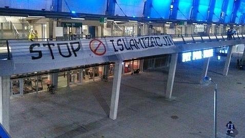 Pancarta a la entrada del estadio
