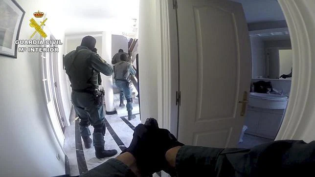 Agentes de intervención de la Guardia Civil, en el asalto de una de las viviendas utilizadas por los narcotraficantes