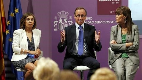 El ministro Alfonso Alonso explica algunas medidas del plan, ante la atenta mirada de la escritora Charo Izquierdo y la documentalista Mabel Lozano