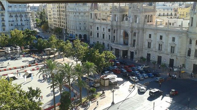 Ribó corta la plaza del Ayuntamiento para una demostración de sus medidas de tráfico