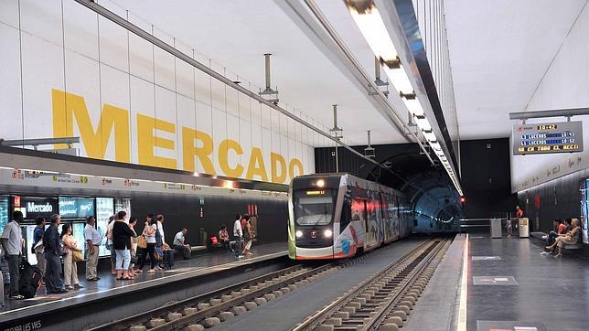 El Tram de Alicante, a su entrada en la estación de Mercado