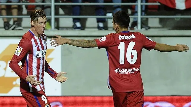 Torres y Correa se felicitan tras marcar un gol