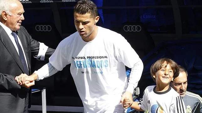 Zaid salta al campo de la mano de Cristiano Ronaldo, su ídolo