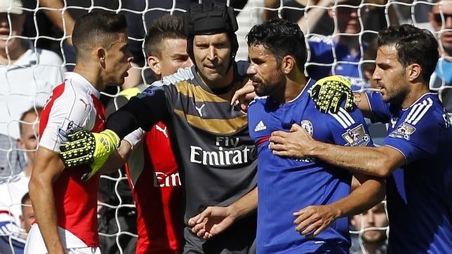 Diego Costa provoca y saca de sus casillas a Gabriel, que termina expulsado