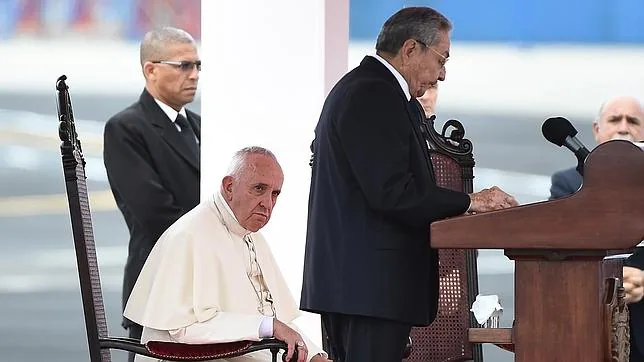 Raúl Castro recibe en La Habana al Papa Francisco