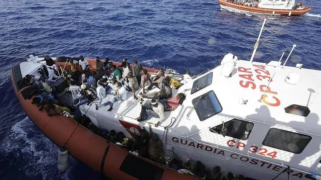 Algunos de los inmigrantes rescatados por la Guardia Costera Italiana