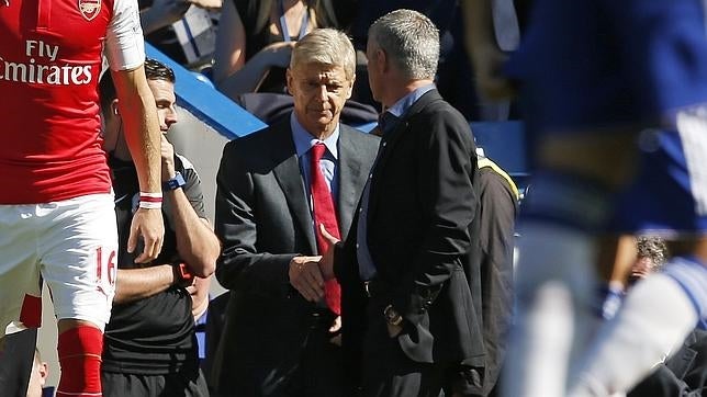 Gélido saludo entre Mourinho y Wenger antes del Chelsea-Arsenal