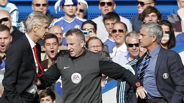 Tensión entre Wenger y Mourinho durante un partido de la Premier
